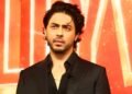 ক্যাসিনোর বাইরে তরুণীর সঙ্গে ফ্রেমবন্দি আরিয়ান