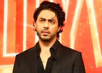 ক্যাসিনোর বাইরে তরুণীর সঙ্গে ফ্রেমবন্দি আরিয়ান