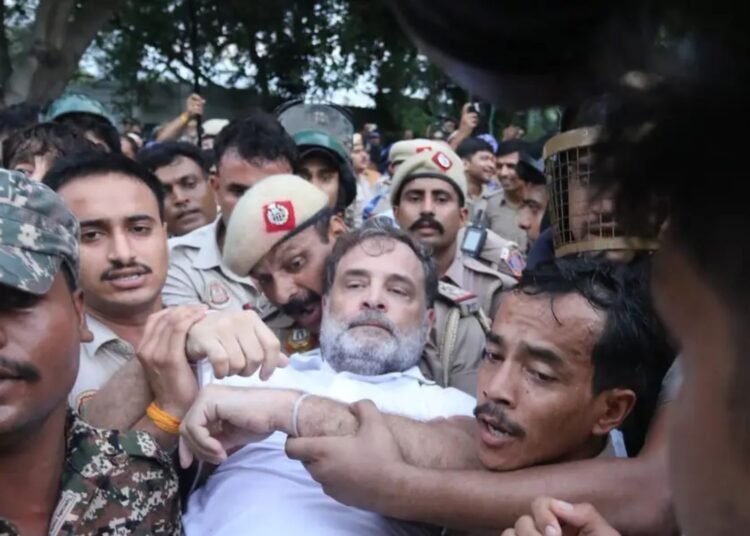প্রিয়াঙ্কা ও রক্তাক্ত রাহুল গান্ধীকে আটক করল দিল্লি পুলিশ