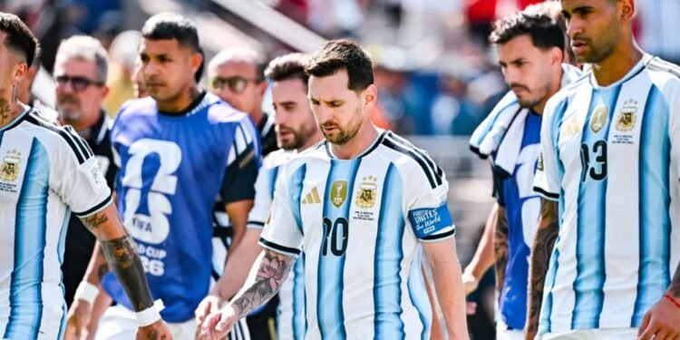 মেসিদের আজীবন বহিষ্কারের দাবি, গণস্বাক্ষরে ভাঙছে গিনেস রেকর্ড