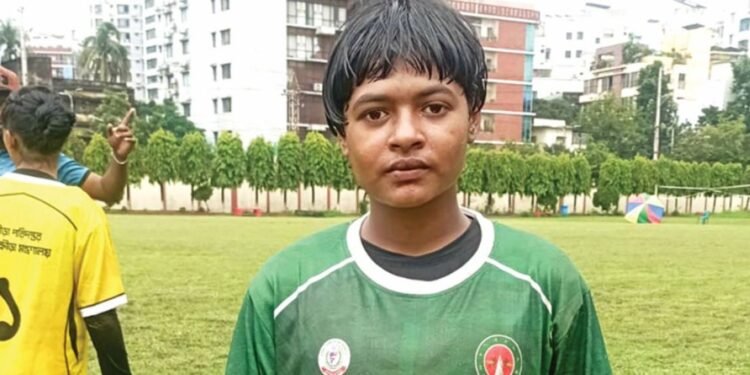 দারিদ্র্য ও সামাজিক বাধা জয় করে ফুটবলে আলো ছড়াচ্ছেন নাটোরের ফারিহা