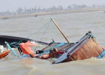 বঙ্গোপসাগরে ১১ জেলেসহ ট্রলারডুবি