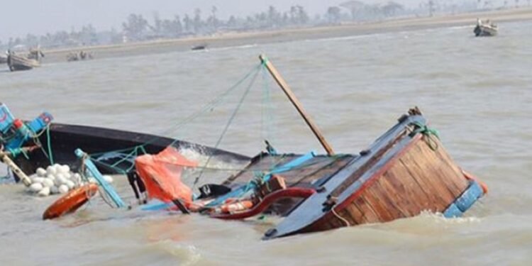বঙ্গোপসাগরে ১১ জেলেসহ ট্রলারডুবি
