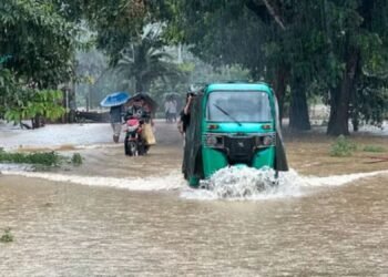 টানা বৃষ্টিতে খাগড়াছড়ি-রাঙামাটি সড়ক যোগাযোগ বিচ্ছিন্ন