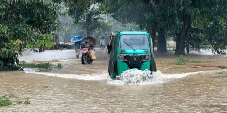 টানা বৃষ্টিতে খাগড়াছড়ি-রাঙামাটি সড়ক যোগাযোগ বিচ্ছিন্ন