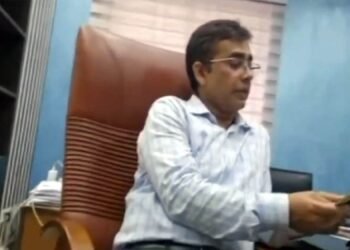 টাঙ্গাইলে নিজ কক্ষে বসে মদের টাকা দিলেন এডিসি, ভিডিও ভাইরাল