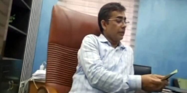 টাঙ্গাইলে নিজ কক্ষে বসে মদের টাকা দিলেন এডিসি, ভিডিও ভাইরাল