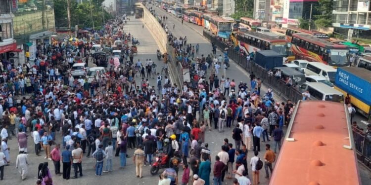 শিক্ষামন্ত্রীর পদত্যাগ ও পরীক্ষা স্থগিতের দাবিতে সায়েন্স ল্যাব অবরোধ