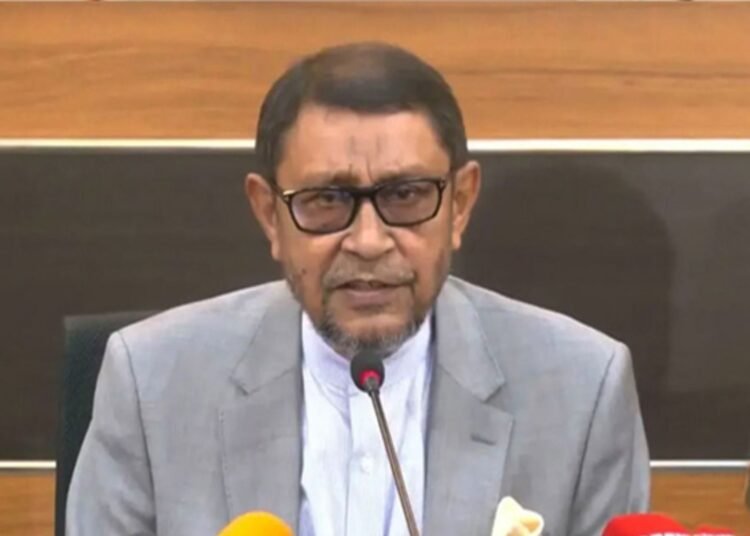 ডেঙ্গু মোকাবিলায় লম্বা লুঙ্গি ও পায়জামা পরার পরামর্শ স্বাস্থ্যমন্ত্রীর