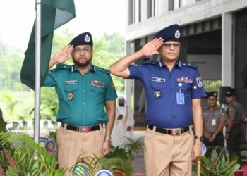 গাঢ় নীল শার্ট ও খাকি প্যান্ট: নতুন পোশাকে ফিরল পুলিশ
বিস্তারিত: 
#news #banglaflow #বাংলাফ্লো