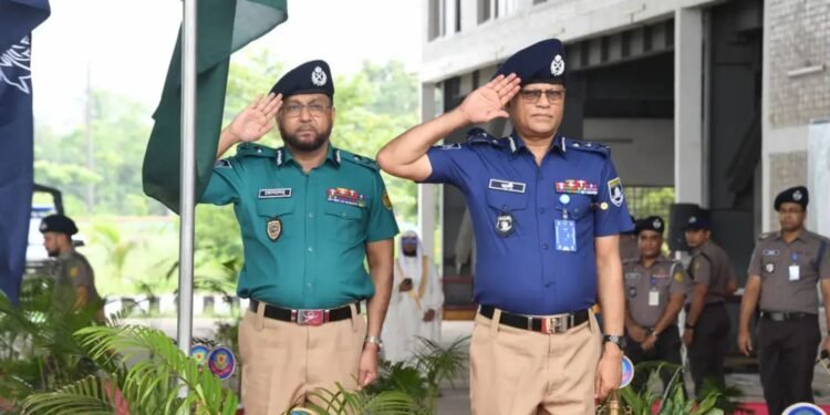 গাঢ় নীল শার্ট ও খাকি প্যান্ট: নতুন পোশাকে ফিরল পুলিশ
বিস্তারিত: 
#news #banglaflow #বাংলাফ্লো