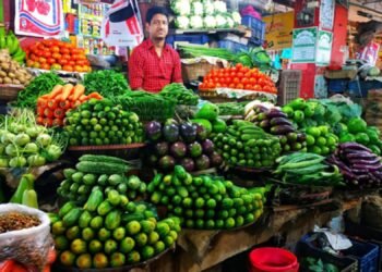 টানা বৃষ্টিতে রাজধানীর কাঁচাবাজারে আগুন