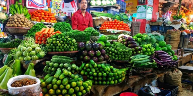 টানা বৃষ্টিতে রাজধানীর কাঁচাবাজারে আগুন