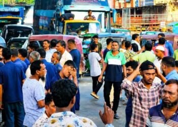 গ্যাস না পেয়ে চট্টগ্রামে সড়ক অবরোধ সিএনজিচালকদের