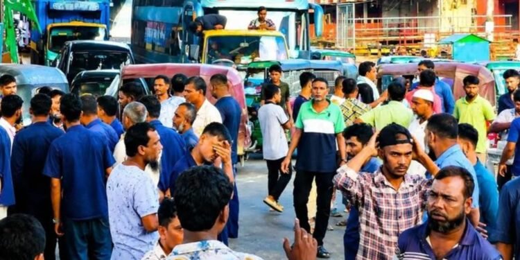গ্যাস না পেয়ে চট্টগ্রামে সড়ক অবরোধ সিএনজিচালকদের