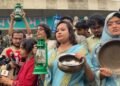 পল্টনে নারীদের ব্যতিক্রমী প্রতিবাদ: ‘গ্যাস দিতে না পারলে গদি ছাড়ুন’