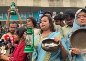 পল্টনে নারীদের ব্যতিক্রমী প্রতিবাদ: ‘গ্যাস দিতে না পারলে গদি ছাড়ুন’