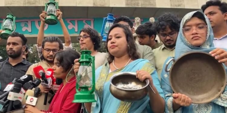 পল্টনে নারীদের ব্যতিক্রমী প্রতিবাদ: ‘গ্যাস দিতে না পারলে গদি ছাড়ুন’