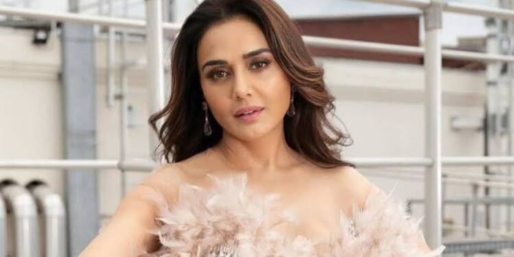 ৮ বছর পর বলিউডে ফিরছেন প্রীতি জিনতা