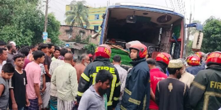 বগুড়ায় বাসের চাপায় ৬ জনের মর্মান্তিক মৃত্যু