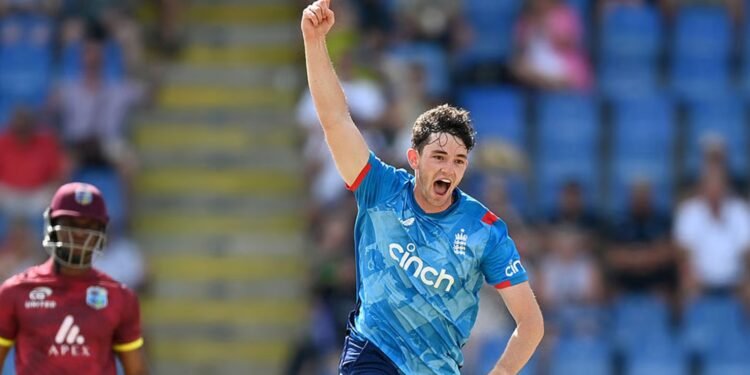 মাত্র ২৫ বয়সেই ক্রিকেট থেকে অবসর নিলেন ইংলিশ পেসার জন টার্নার