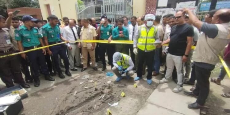 বরিশাল চিফ জুডিশিয়াল ম্যাজিস্ট্রেট আদালতের সামনে ককটেল বিস্ফোরণ