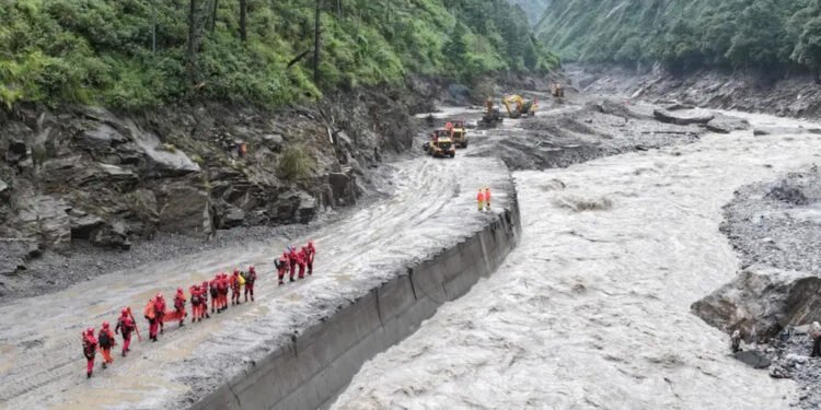 নেপাল-তিব্বত সীমান্তে ফের বন্যার শঙ্কায় উদ্ধারকাজ স্থগিত করল চীন
বিস্তারিত: 
#news #banglaflow #বাংলাফ্লো