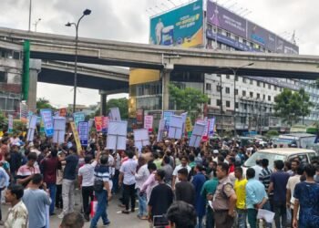 স্লিপার বাসের বৈধতার দাবিতে বিআরটিএ ঘেরাও, বনানীতে তীব্র যানজট