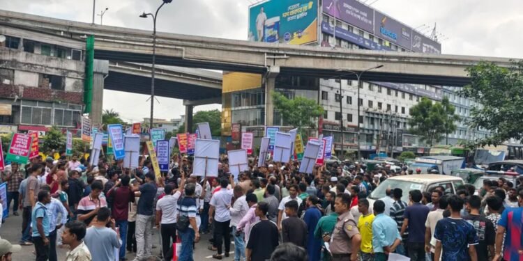 স্লিপার বাসের বৈধতার দাবিতে বিআরটিএ ঘেরাও, বনানীতে তীব্র যানজট