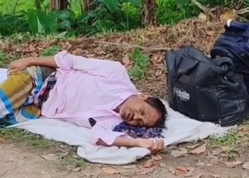 টাঙ্গাইলে অসুস্থ স্বামীকে রাস্তায় ফেলে যাওয়ার অভিযোগ স্ত্রী-সন্তানদের বিরুদ্ধে