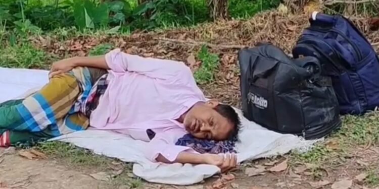 টাঙ্গাইলে অসুস্থ স্বামীকে রাস্তায় ফেলে যাওয়ার অভিযোগ স্ত্রী-সন্তানদের বিরুদ্ধে