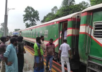 সিরাজগঞ্জে ট্রেন লাইনচ্যুত: চরম ভোগান্তিতে উত্তর ও দক্ষিণাঞ্চলের যাত্রীরা