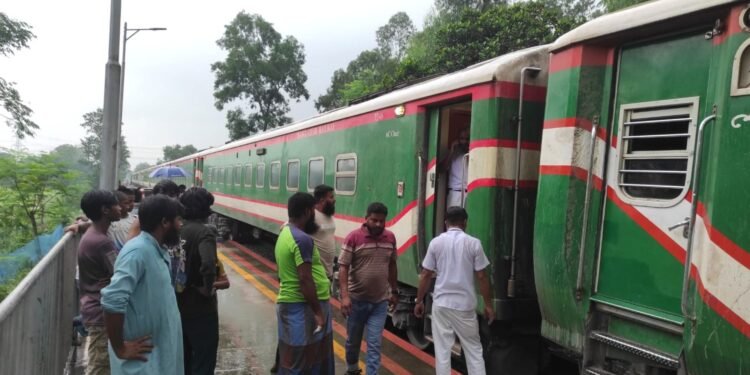 সিরাজগঞ্জে ট্রেন লাইনচ্যুত: চরম ভোগান্তিতে উত্তর ও দক্ষিণাঞ্চলের যাত্রীরা