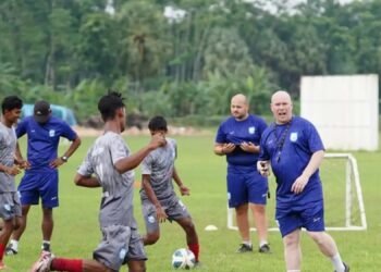 কোচদের ‘ধাক্কাধাক্কি’, ৯৯৯-এ কল করে পুলিশ ডাকলেন ব্রিটিশ কোচ