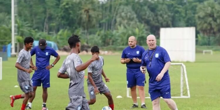 কোচদের ‘ধাক্কাধাক্কি’, ৯৯৯-এ কল করে পুলিশ ডাকলেন ব্রিটিশ কোচ