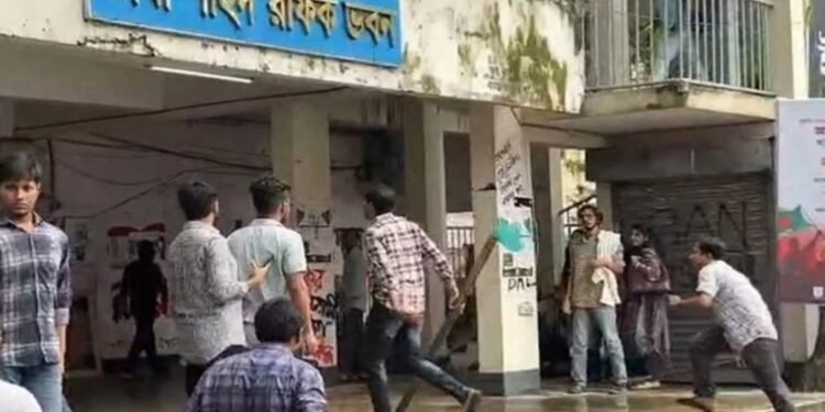 জগন্নাথ বিশ্ববিদ্যালয়ে ছাত্রদল ও জকসু-ছাত্রশক্তির দফায় দফায় সংঘর্ষ, আহত অন্তত ৫০