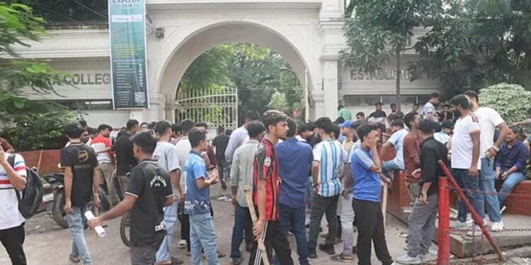 জবির পর এবার ঢাকা কলেজে ছাত্রদল-শিবির সংঘর্ষ, আহত ২৭