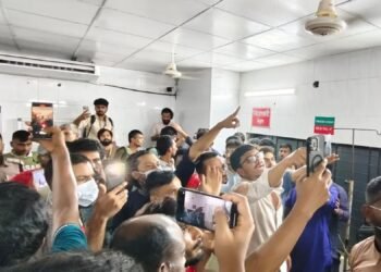 ঢামেক হাসপাতালে দুই গ্রুপের সংঘর্ষ, জরুরি বিভাগে চিকিৎসাসেবা ব্যাহত
