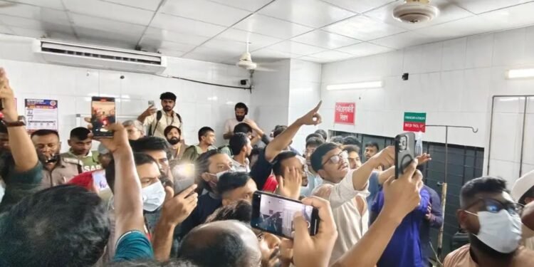 ঢামেক হাসপাতালে দুই গ্রুপের সংঘর্ষ, জরুরি বিভাগে চিকিৎসাসেবা ব্যাহত