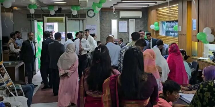 সম্মিলিত ইসলামী ব্যাংকের গ্রাহকদের টাকা ফেরত দেওয়া শুরু