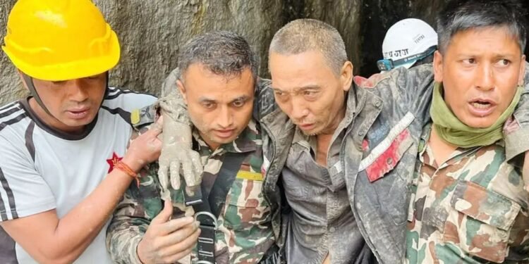 নেপালে বন্যার ১০ দিন পর সুড়ঙ্গ থেকে চীনা নাগরিক জীবিত উদ্ধার