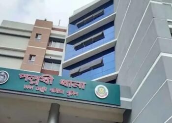 'ফ্রি শপিং' অফার ঘিরে ধুন্ধুমার কাণ্ড, প্রতারণার অভিযোগে বন্ধ শোরুম
