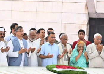 বিএনপির ৪৮ বছর: বাবা-মায়ের সমাধিতে প্রধানমন্ত্রী তারেক রহমানের শ্রদ্ধা