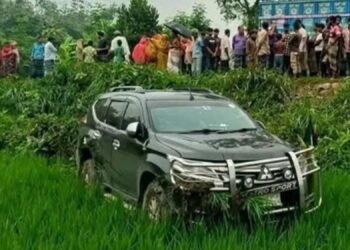 বৃদ্ধাকে বাঁচাতে গিয়ে ধানক্ষেতে প্রতিমন্ত্রীর গাড়ি