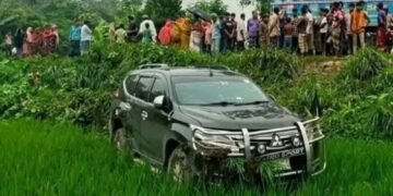 বৃদ্ধাকে বাঁচাতে গিয়ে ধানক্ষেতে প্রতিমন্ত্রীর গাড়ি