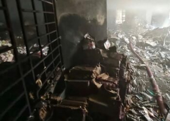 ঘুটঘুটে অন্ধকার আর ধ্বংসস্তূপে দাঁড়িয়ে চকবাজারের মনসুর খান প্লাজা
