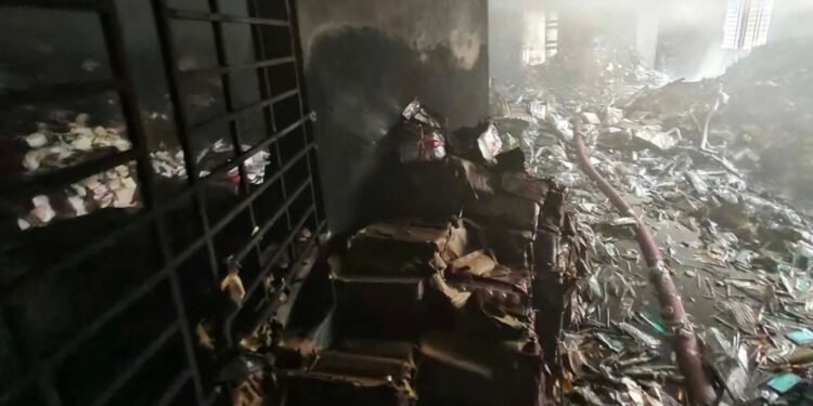 ঘুটঘুটে অন্ধকার আর ধ্বংসস্তূপে দাঁড়িয়ে চকবাজারের মনসুর খান প্লাজা