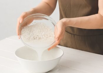 ত্বকে রাইস ওয়াটার ব্যবহার করলে কী হয়?