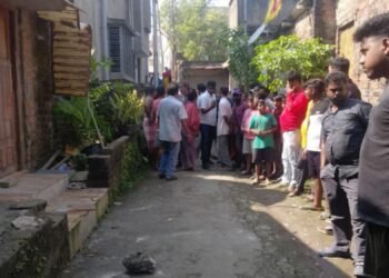 কিশোরীকে চুম্বন: শাস্তি হিসেবে বাবা-ছেলেকে নগ্ন করে ঘোরানো হলো!