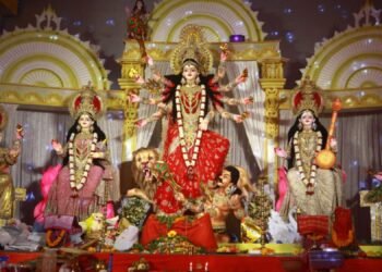 বিজয়া দশমীতে সিঁদুর খেলা ও দর্পণ বিসর্জনে দেবী দুর্গাকে বিদায়